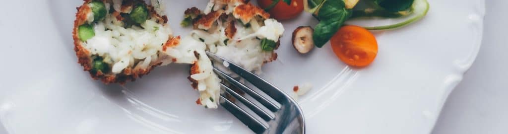 Arancini petits pois, mozzarella et salade d’asperges